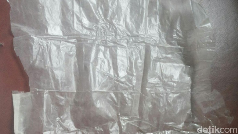 Wujud Plastik dari Kulit Udang Bikinan Yuke Siswi SMA Wujud Plastik dari Kulit Udang Bikinan Yuke Siswi SMA
