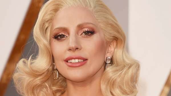 Lady Gaga Anggun Bergaun Putih di Oscar 2016 Lady Gaga Anggun Bergaun Putih di Oscar 2016