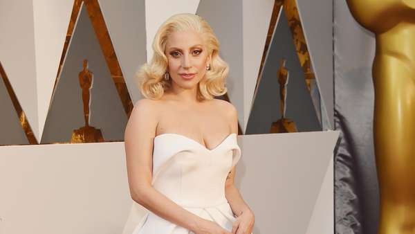 Lady Gaga Anggun Bergaun Putih di Oscar 2016 Lady Gaga Anggun Bergaun Putih di Oscar 2016