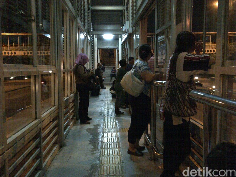 Penumpang Kesal Nunggu Bus TransJ Koridor 12 Hingga 2 Jam! Penumpang Kesal Nunggu Bus TransJ Koridor 12 Hingga 2 Jam!