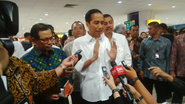 Naik Kereta ke Bandara, Jokowi: Naik Transportasi Massal Harus Jadi Budaya
