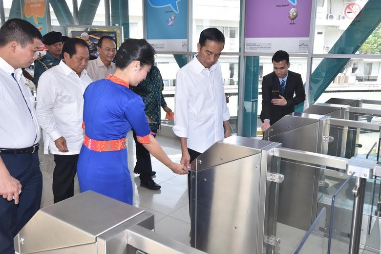 Saat Jokowi Mencoba Kereta Airport Medan-Kualanamu