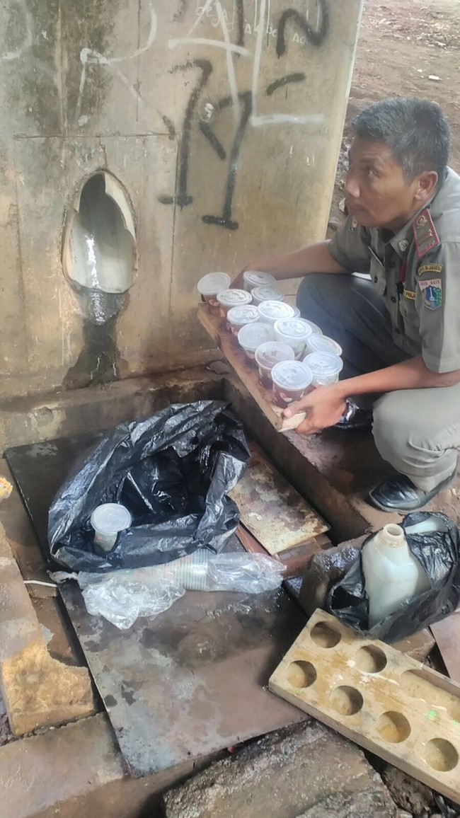 Satpol PP Tindak PKL Monas yang Diduga Jual Es Teh dari Air Buangan Satpol PP Tindak PKL Monas yang Diduga Jual Es Teh dari Air Buangan
