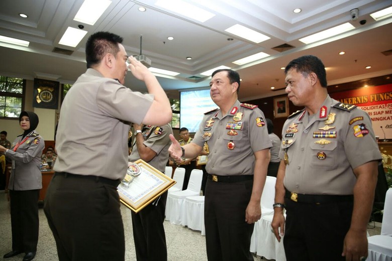 Kombes Mohammad Iqbal Dinobatkan Sebagai Humas Polri Terbaik Kombes Mohammad Iqbal Dinobatkan Sebagai Humas Polri Terbaik