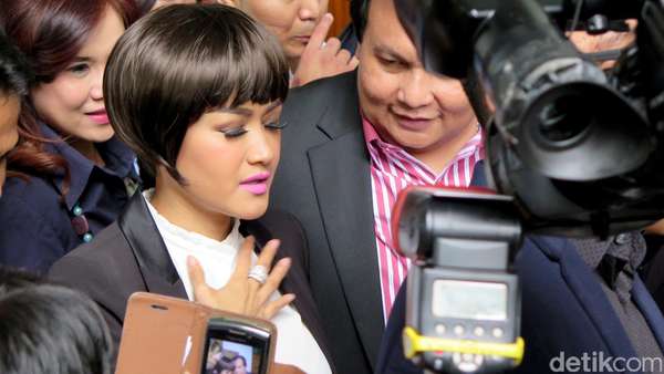 Jupe Mewek Usai Sidang Jupe Mewek Usai Sidang