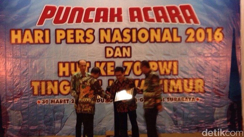 PWI Jatim Beri Penghargaan Pada Tokoh Pers Hingga Kapolri PWI Jatim Beri Penghargaan Pada Tokoh Pers Hingga Kapolri
