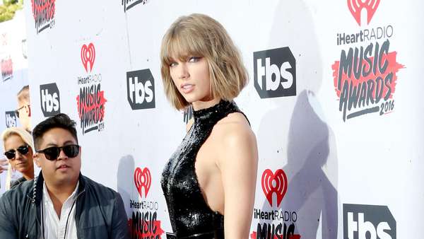 Taylor Swift Dibalut Jumpsuit Superketat Taylor Swift Dibalut Jumpsuit Superketat