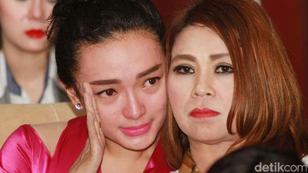 Air Mata Zaskia Gotik Air Mata Zaskia Gotik