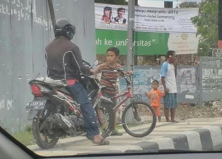 Bocah Asal Semarang ini Hebohkan Media Sosial Karena Berani Cegat Motor di Trotoar