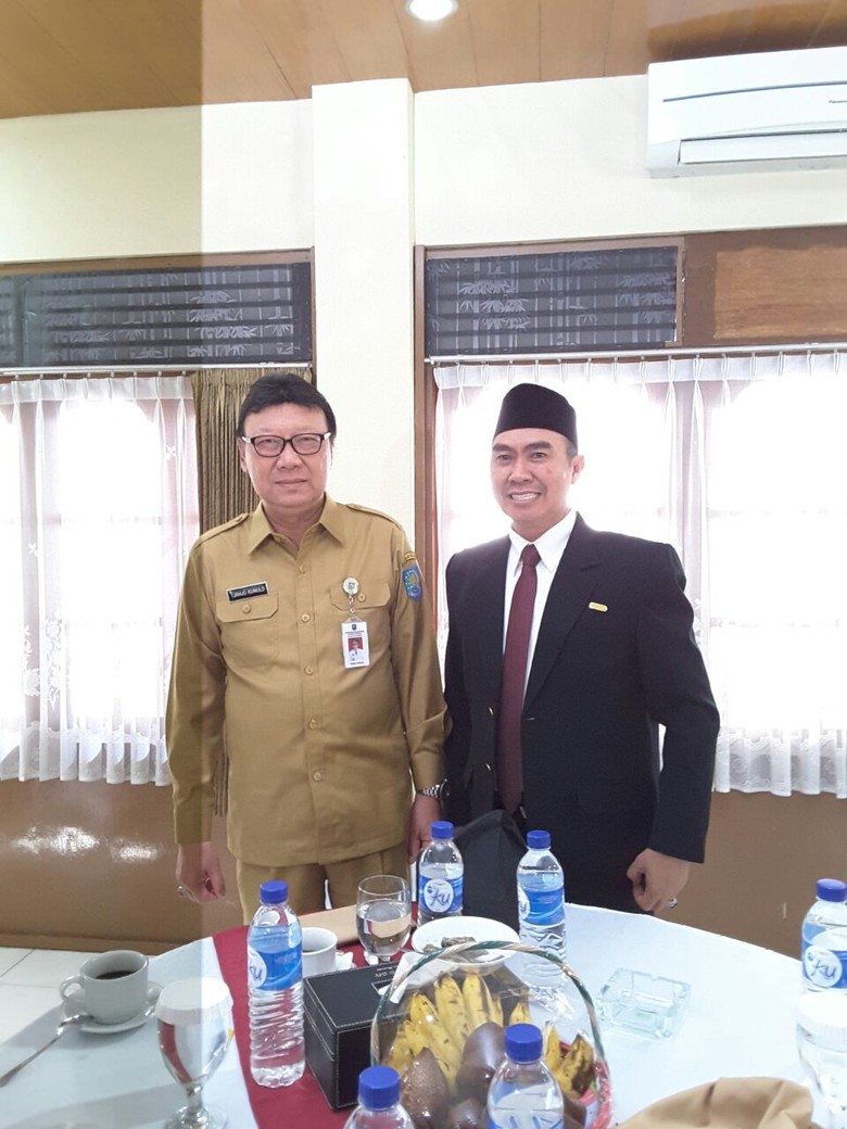 Sukses Benahi Birokrasi, Wali Kota Anton Diganjar Penghargaan Satya Lancana Sukses Benahi Birokrasi, Wali Kota Anton Diganjar Penghargaan Satya Lancana