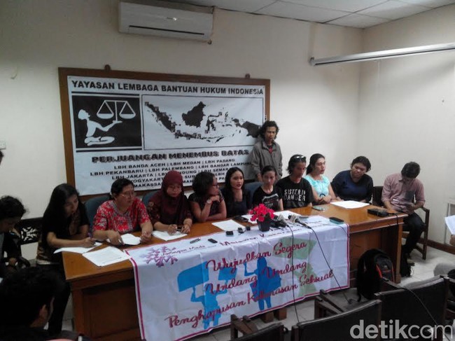 Pegiat Perempuan Kutuk Aksi Pemerkosa Keji di Bengkulu, Minta Jokowi Bersikap Pegiat Perempuan Kutuk Aksi Pemerkosa Keji di Bengkulu, Minta Jokowi Bersikap