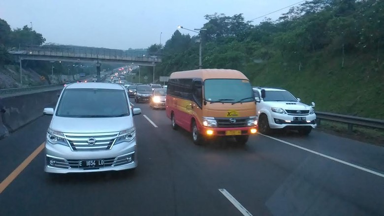 Penampakan, Arus Balik ke Jakarta di Tol Cipularang