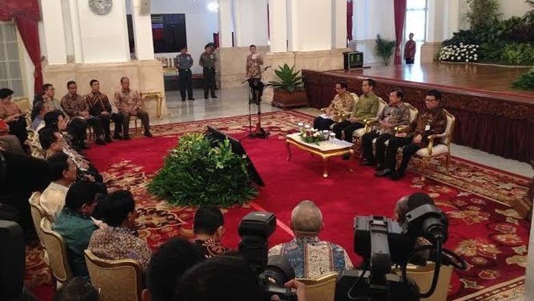 Jokowi Kumpulkan Menteri dan Gubernur se-Indonesia di Istana Negara Jokowi Kumpulkan Menteri dan Gubernur se-Indonesia di Istana Negara