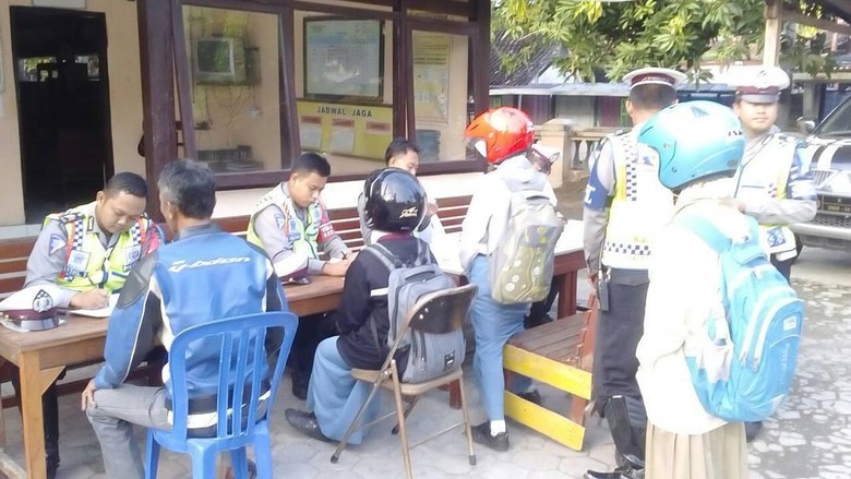  Cara Unik Polres Ngawi Tindak Pelajar yang Berkendara Tanpa SIM dan Helm