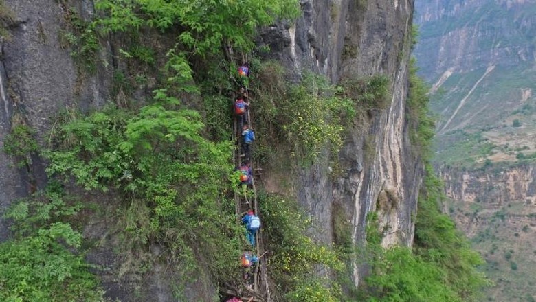 Anak-anak di Desa China Ini Harus Panjat Tebing 800 Meter untuk Sekolah