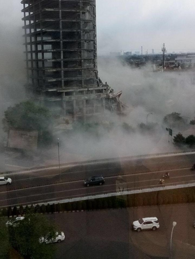Gedung Kosong di Bintaro Roboh, Polisi: Tak Ada Korban, Lalin Macet