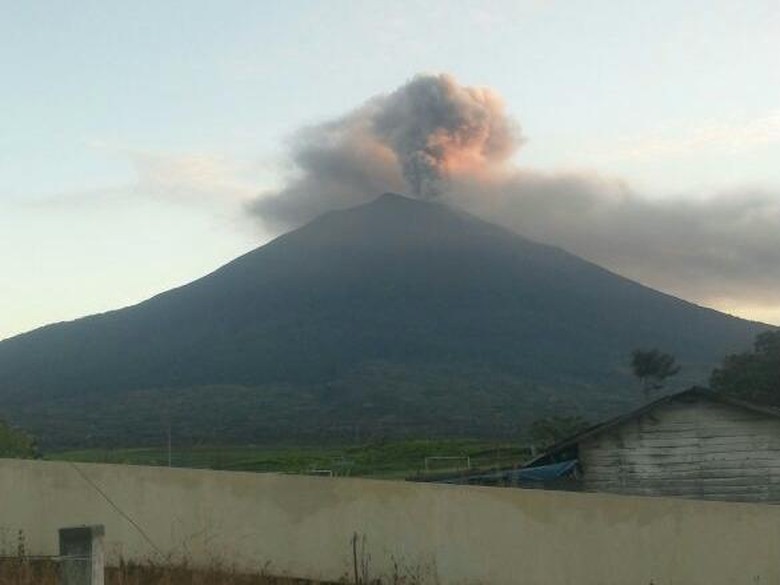 Gunung Kerinci Keluarkan Abu Vulkanik, Penduduk Sekitar Dilarang Mendekat