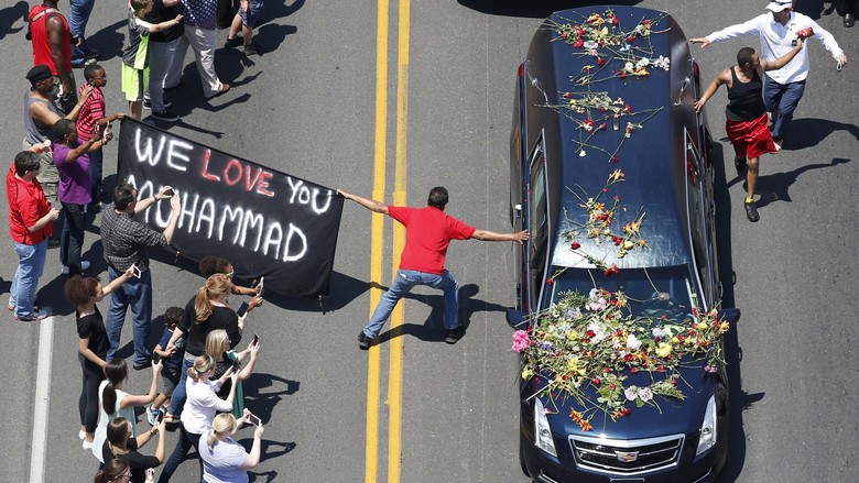 Begini Antusiasme Warga Menyambut Mobil Jenazah Muhammad Ali