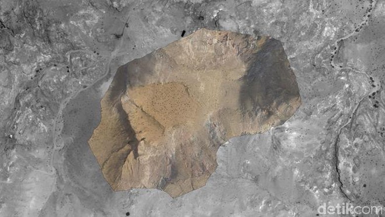 Sebuah Monumen Besar nan Misterius Ditemukan di Petra Sebuah Monumen Besar nan Misterius Ditemukan di Petra