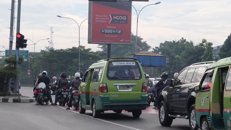 Ketika Warga Keluhkan Durasi Lampu Merah di Perempatan Samsat Jl Soekarno-Hatta