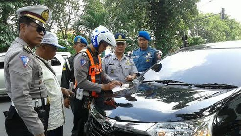 Polisi Kandangkan 11 Taksi Berbasis Aplikasi Online di Jakarta
