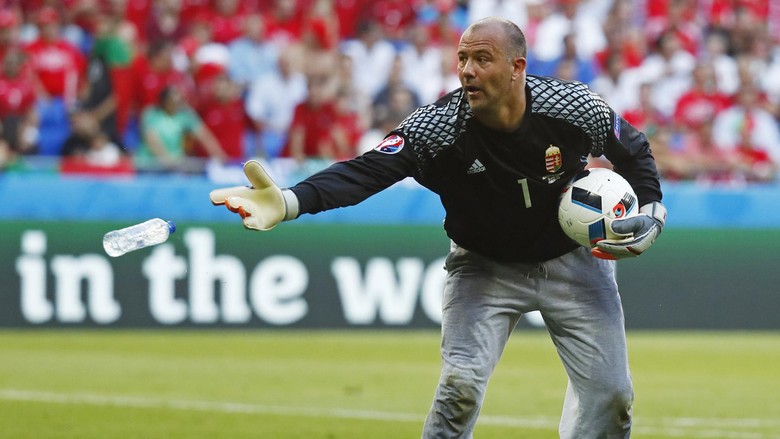 Siapa Mau Beli Celana Panjang ala Gabor Kiraly?