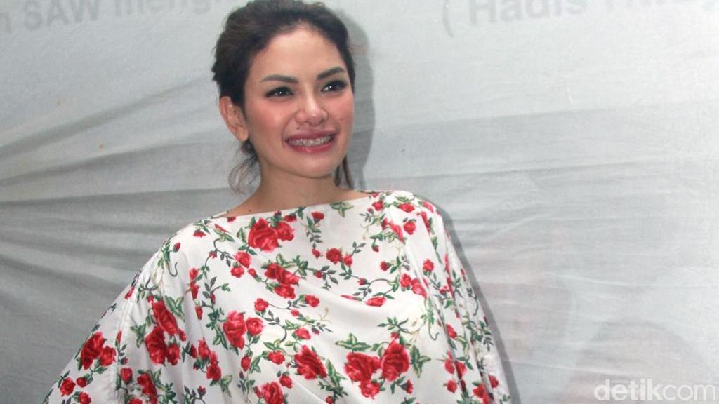 Nikita Mirzani Asuransikan Bibir dan Payudara Nikita Mirzani Asuransikan Bibir dan Payudara