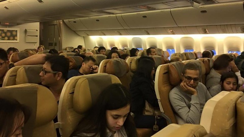 Api Berkobar-kobar, Penumpang Singapore Airlines Tetap Duduk Tenang di Kursi Api Berkobar-kobar, Penumpang Singapore Airlines Tetap Duduk Tenang di Kursi