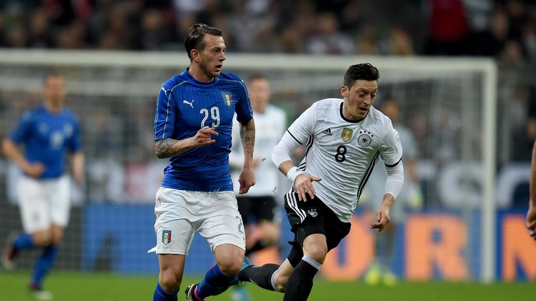 Oezil Yakin Jerman Bisa Patahkan Kutukan Italia