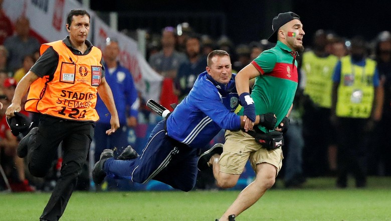 14 Petugas Direpotkan Fans Ronaldo di Laga Portugal Lawan Polandia