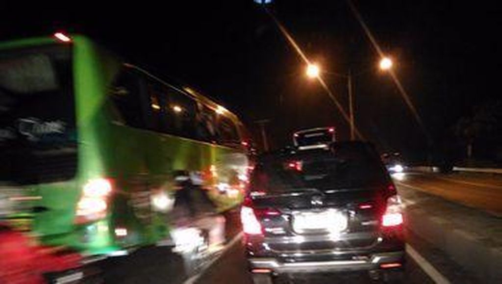 Jalur Pantura Ruas Brebes-Tegal Padat, Kecepatan Rata-rata 20-40 Km/Jam Jalur Pantura Ruas Brebes-Tegal Padat, Kecepatan Rata-rata 20-40 Km/Jam