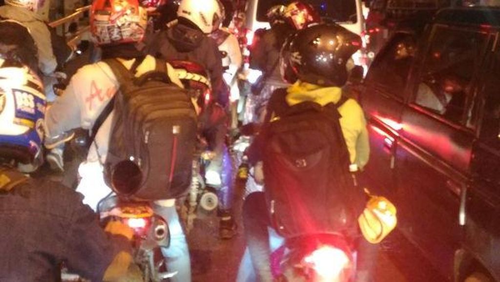 Jalan Licin dan Kurang Penerangan, Banyak Pemotor di Ketanggungan Terpeleset Jalan Licin dan Kurang Penerangan, Banyak Pemotor di Ketanggungan Terpeleset