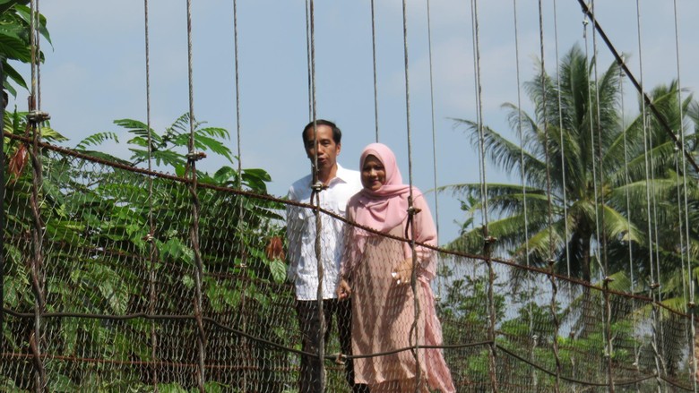 Kata Jokowi Usai Lintasi Jembatan Gantung Bersama Iriana di Lebak