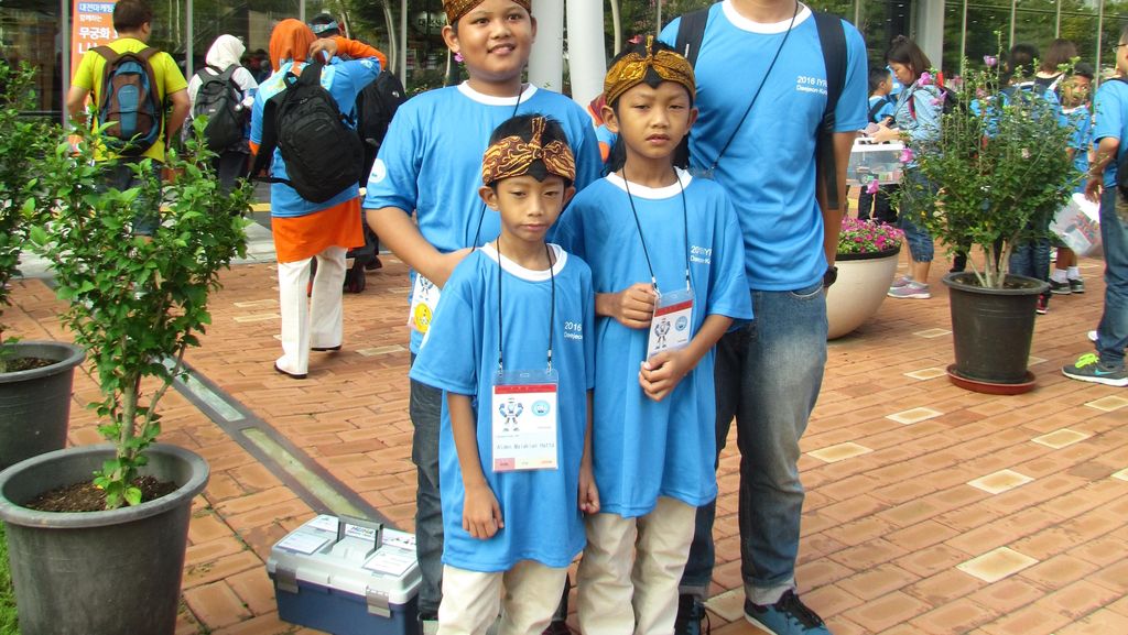 Prestasi Gemilang Kakak Beradik di Kompetisi Robot Internasional di Korsel Prestasi Gemilang Kakak Beradik di Kompetisi Robot Internasional di Korsel