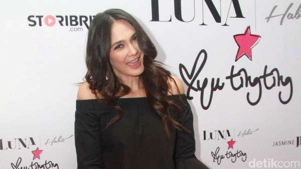 Luna Maya Happy Banget! Luna Maya Happy Banget!