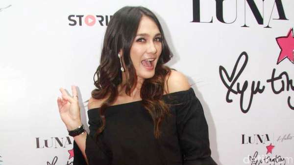 Luna Maya Happy Banget! Luna Maya Happy Banget!