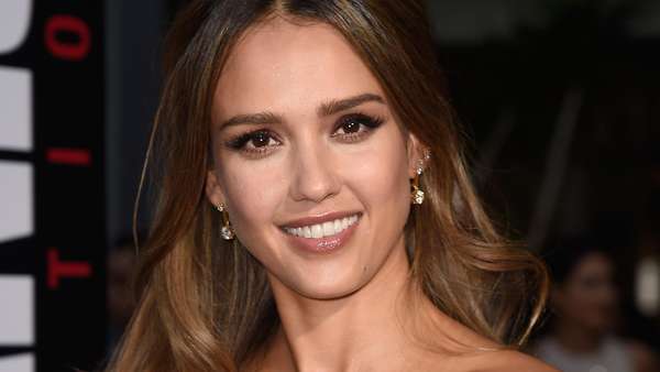 Jessica Alba Menawan Dengan Floral Dress Jessica Alba Menawan Dengan Floral Dress