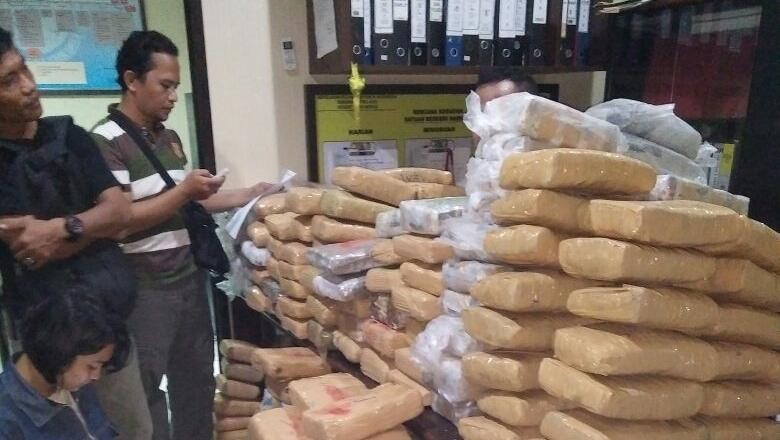 Polisi Bongkar Gudang Berisi 15 Karung Ganja di Bekasi