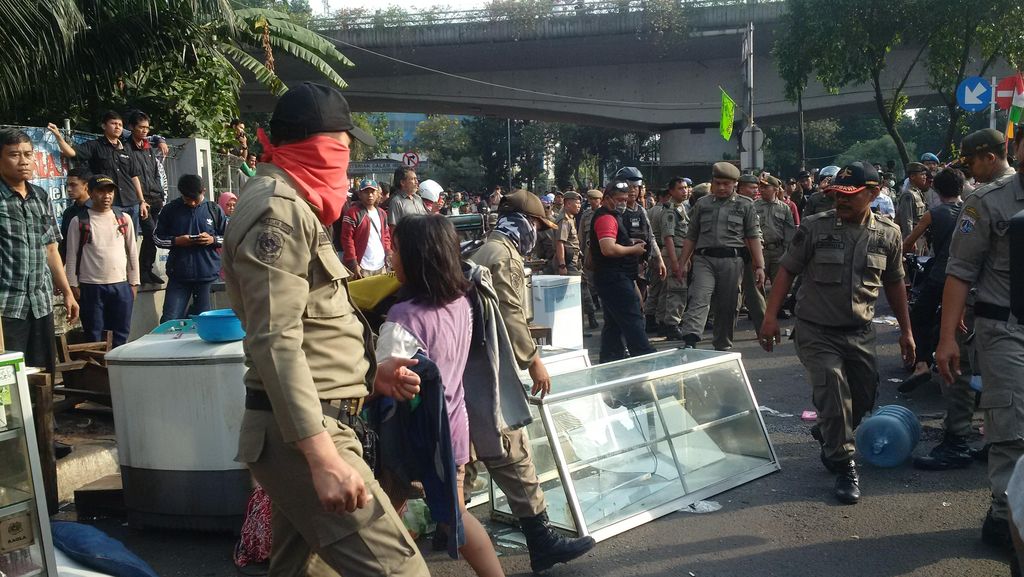 Penertiban Rawajati Diwarnai Bentrokan, Ahok: Tanya Wali Kota, Masa Semua Saya? Penertiban Rawajati Diwarnai Bentrokan, Ahok: Tanya Wali Kota, Masa Semua Saya?