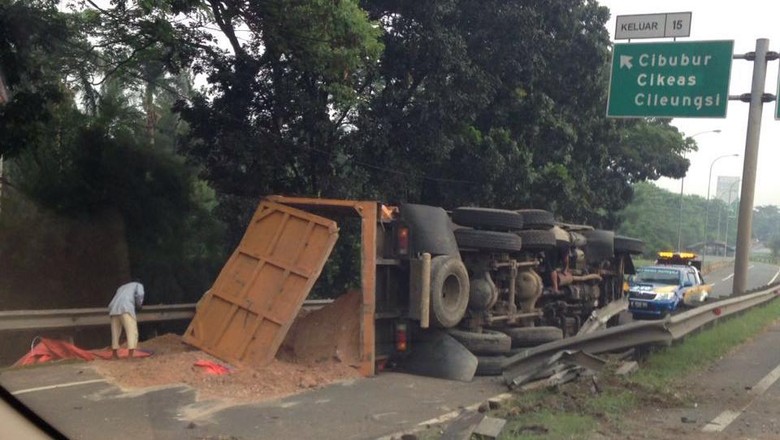 Truk yang Terguling Tutup Exit Tol Cibubur Dievakuasi, Lalin Masih Macet