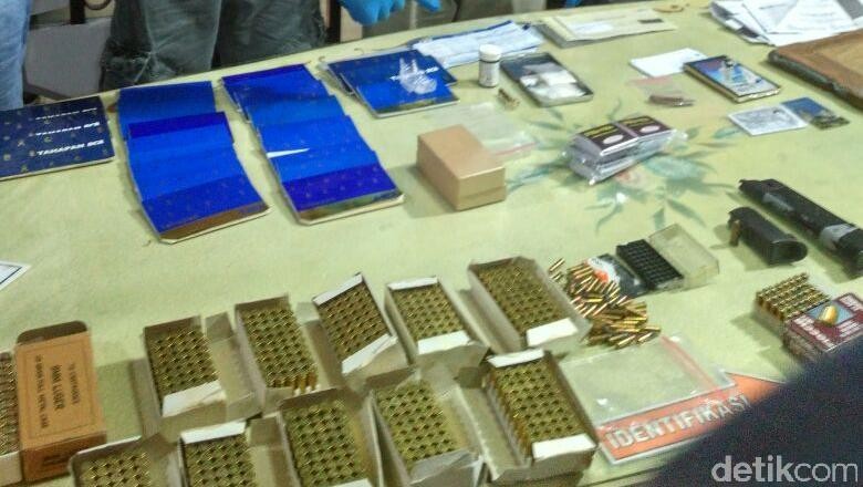 Isi Brankas Sakti Aa Gatot: Ratusan Amunisi, Butiran Kristal Diduga Sabu dan Obat Kuat Isi Brankas Sakti Aa Gatot: Ratusan Amunisi, Butiran Kristal Diduga Sabu dan Obat Kuat