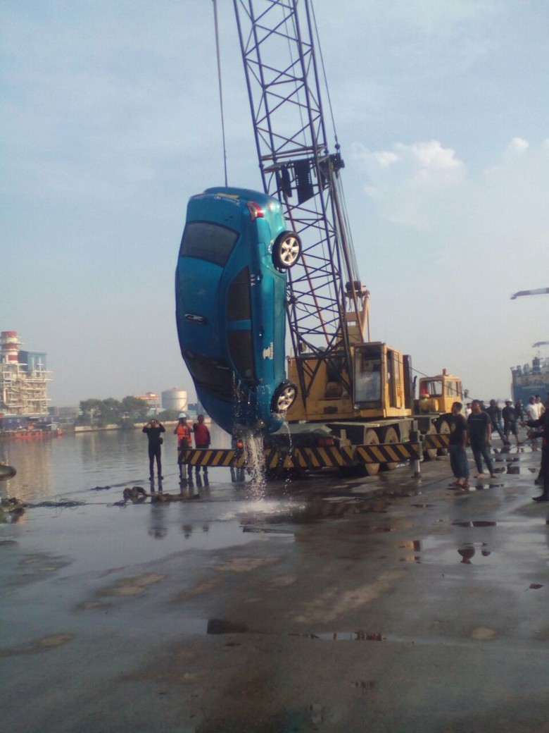 Taksi Blue Bird Nyemplung ke Kolam Dermaga Priok, 4 ABK Penumpang Tewas
