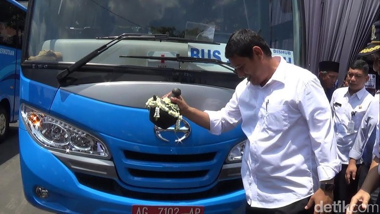 Wali Kota Kediri Resmikan Tiga Bus Bagi Pelajar dan Mahasiswa Gratis Wali Kota Kediri Resmikan Tiga Bus Bagi Pelajar dan Mahasiswa Gratis