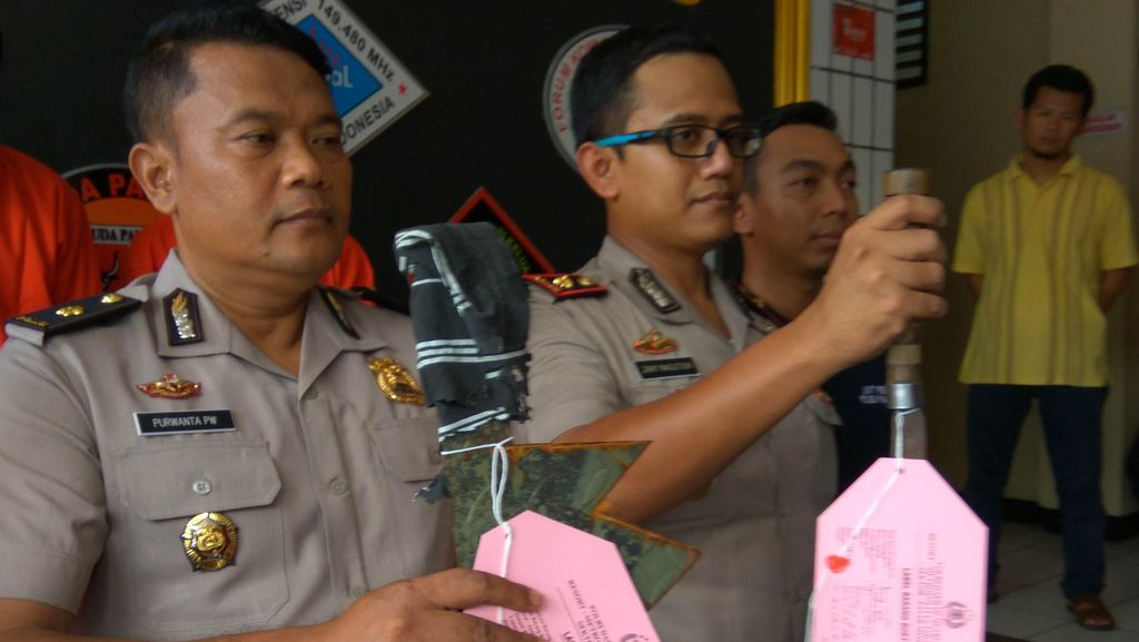 Polisi Tangkap Geng Motor Penyerang Warnet, Golok Sisir Jadi Barang Bukti Polisi Tangkap Geng Motor Penyerang Warnet, Golok Sisir Jadi Barang Bukti