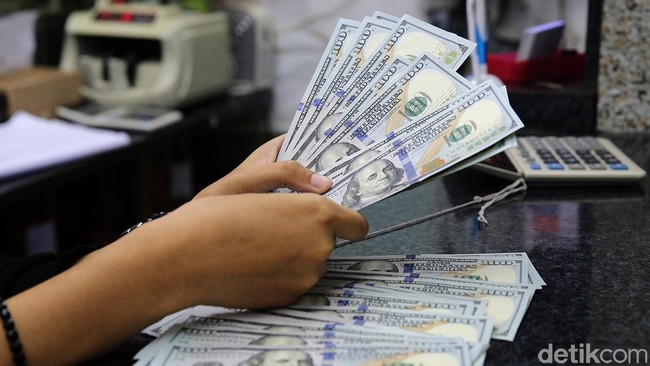 Setelah Setahun Lebih, Dolar AS Akhirnya Lengser dari Rp 13.000