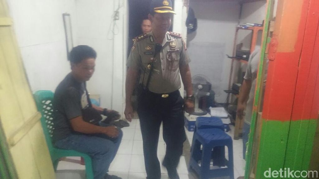 Dua Kelompok Mahasiswa di Kampus UNM Bentrok Dua Kelompok Mahasiswa di Kampus UNM Bentrok