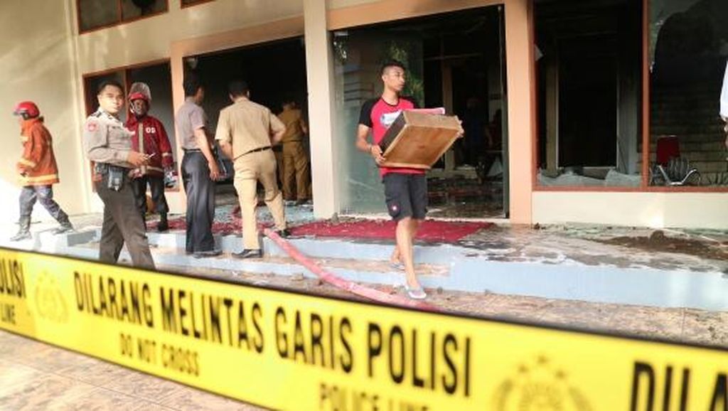 7 Anak di Bawah Umur Jadi Tersangka Kasus Kerusuhan di DPRD Gowa 7 Anak di Bawah Umur Jadi Tersangka Kasus Kerusuhan di DPRD Gowa