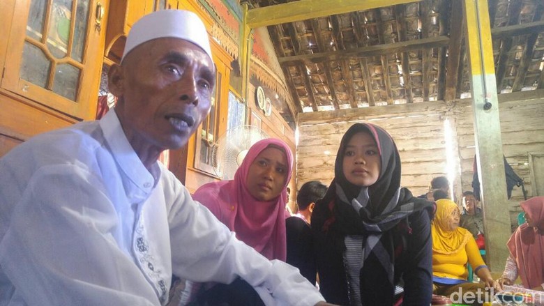 Kasrin Ngaku Berhaji dengan Bekal Rp 2 Juta, Bersama Sosok yang Tak Terlihat Kasrin Ngaku Berhaji dengan Bekal Rp 2 Juta, Tak Terlihat saat Naik Pesawat