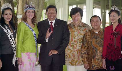 artis-a-selebriti-yang-merakyat-pasti-makin-disukai-rakyat