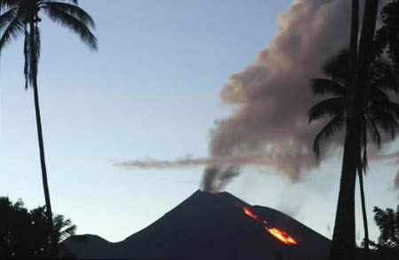 Gunung Soputan Muntahkan Lahar Panas